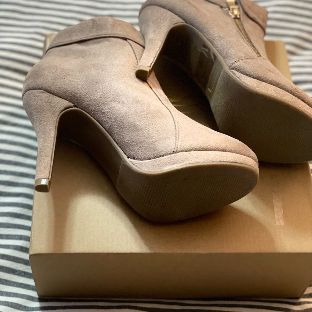 Brand new in box. Trends. Size US 6.5 women. - Picture 15 of 15
